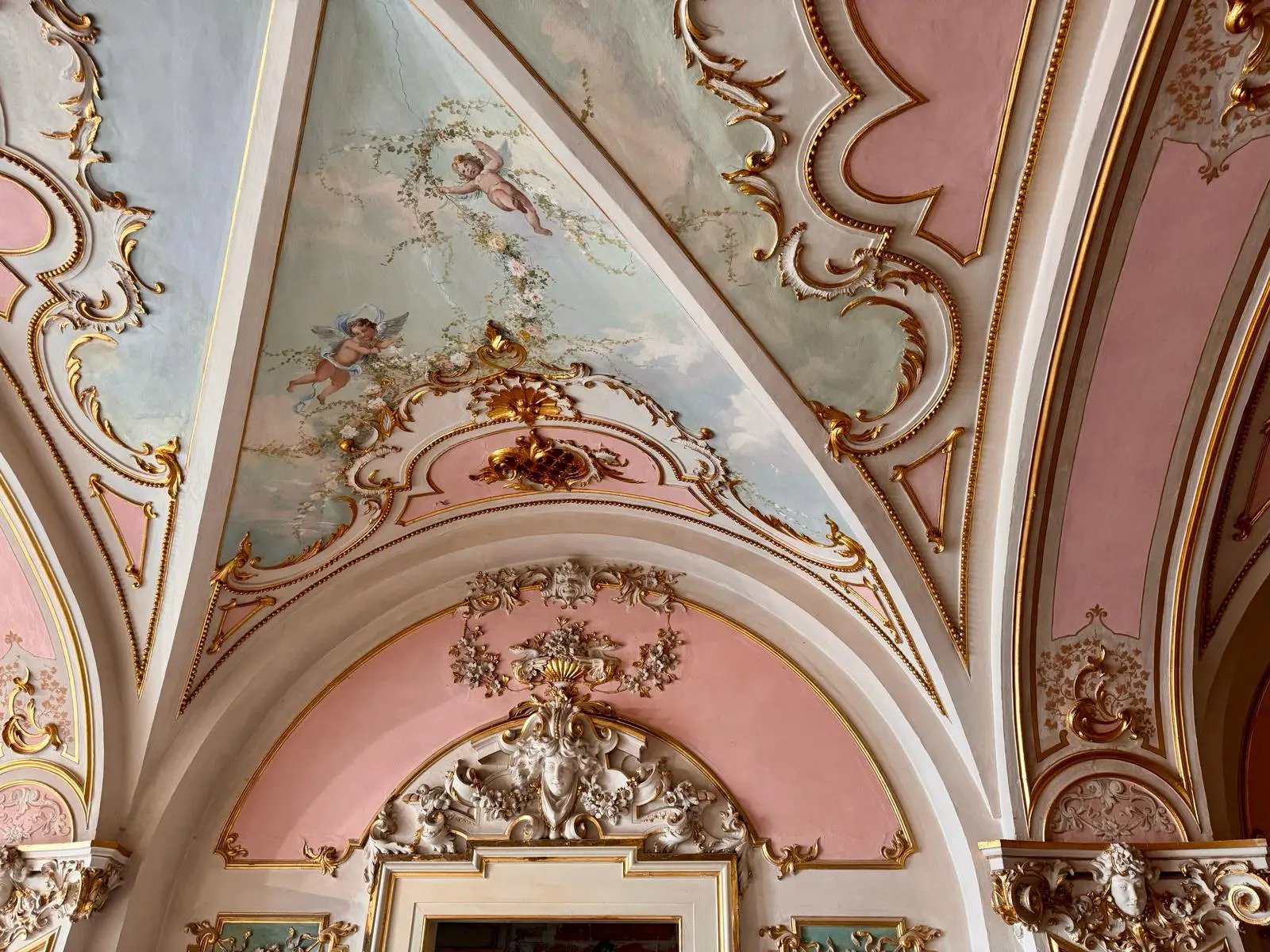Il salone principale di Villa Eloise con affreschi e stucchi restaurati