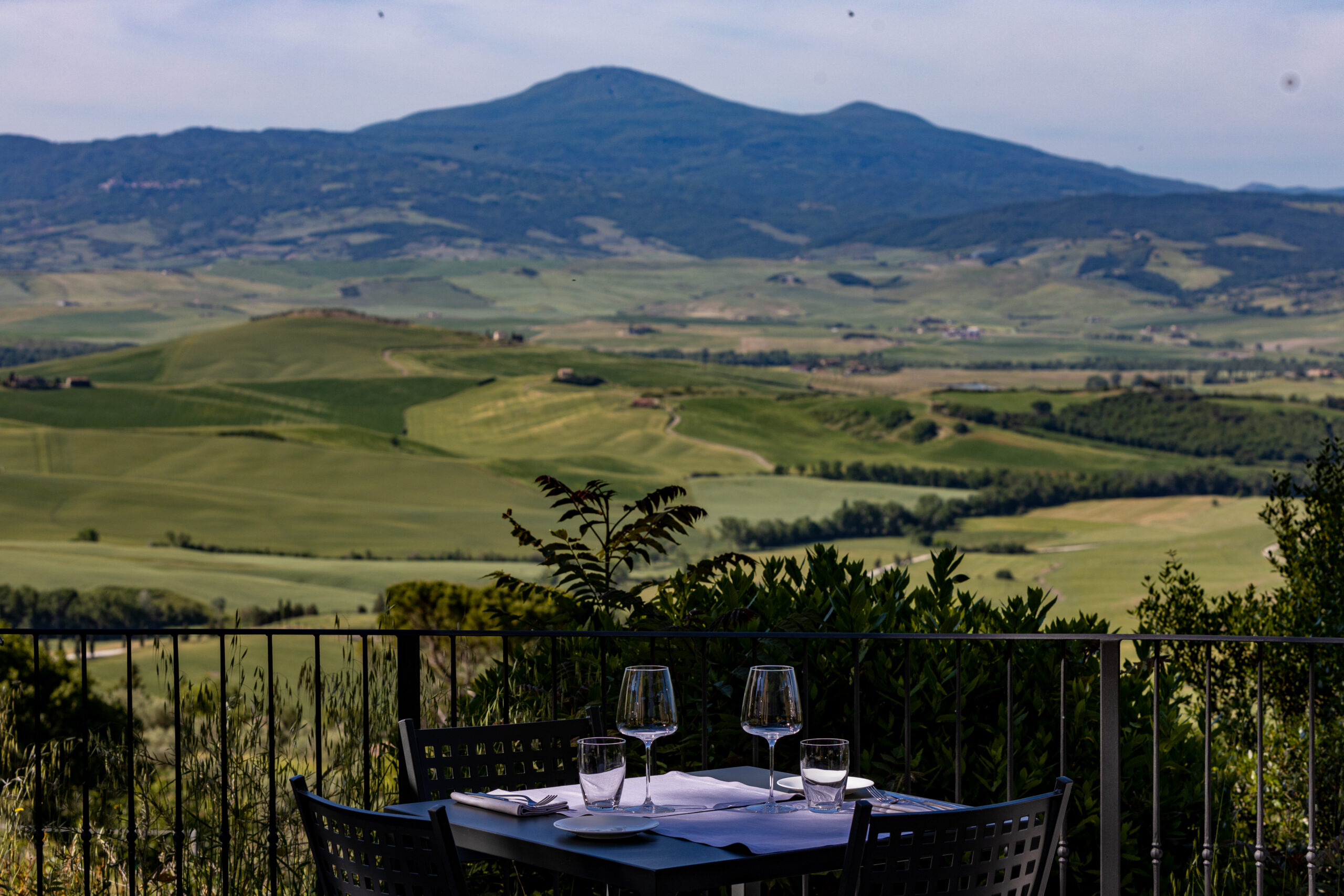 Aperitivo in terrazza a Villa Eloise con vista sulla vallata prenestina