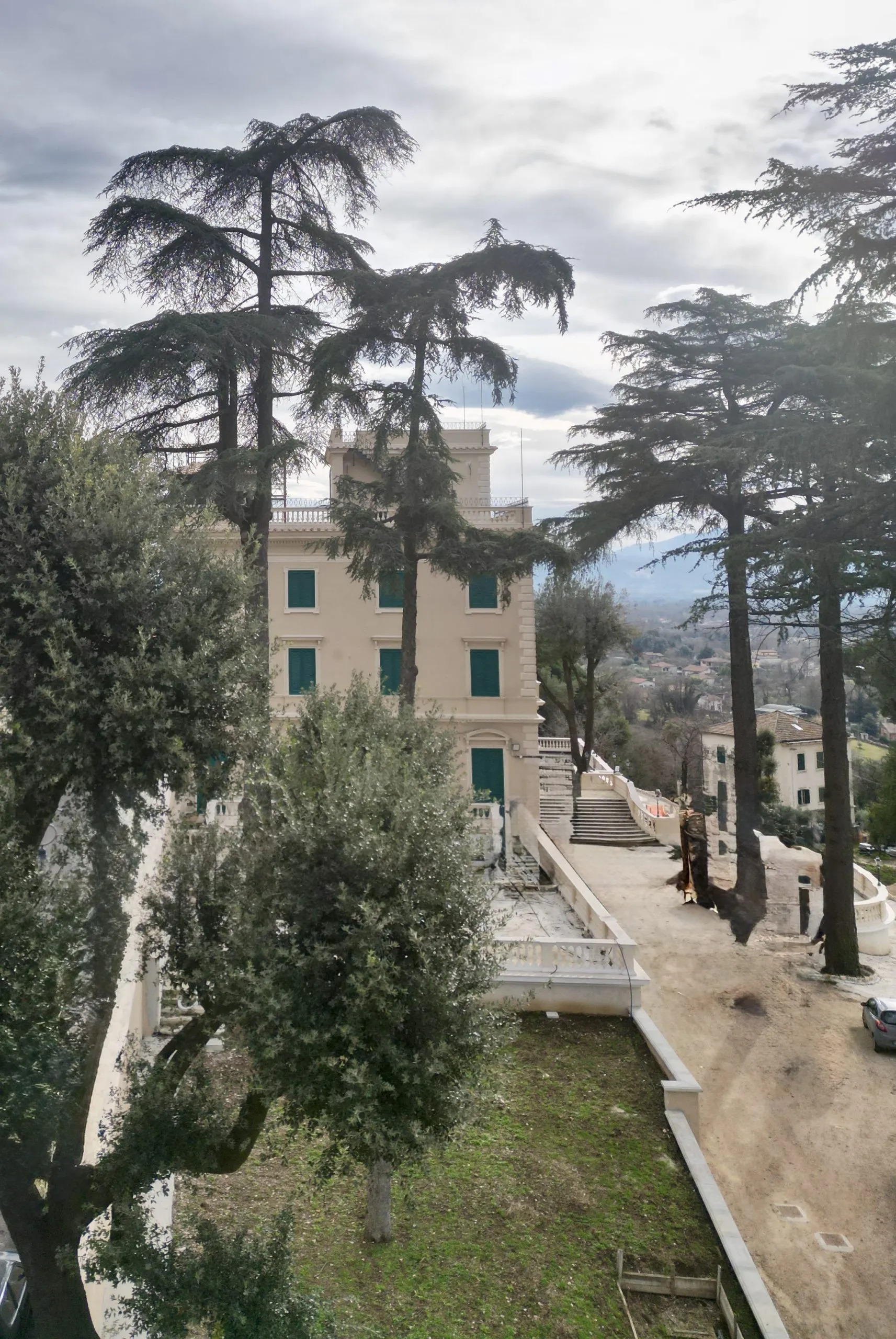 La terrazza panoramica di Villa Eloise con vista sulla vallata prenestina